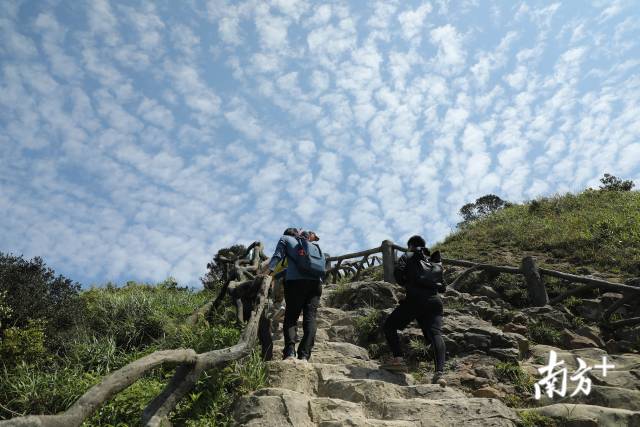 4月28日“深圳十峰”全民健身登山活動(dòng)啟動(dòng)儀式在鵬城第一峰梧桐山舉行,。經(jīng)過(guò)近一個(gè)月的宣傳預(yù)熱，“深圳十峰”終于拉開(kāi)序幕,，正式亮相,。